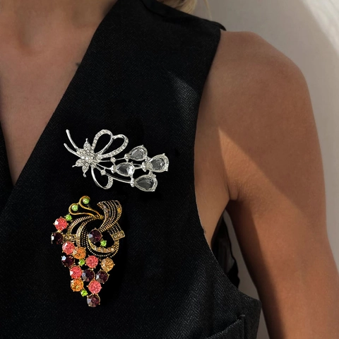 Spilla Vintage in Lega con Strass a Forma di Uva e Fiocco Floreale per Donna Elegante Squisita per Banchetti e Feste