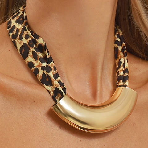 Collier Ras du Cou Bohème Imprimé Léopard Cachemire Tissu avec Tube Métallique Doré pour Femmes Bijoux Géométriques Vintage