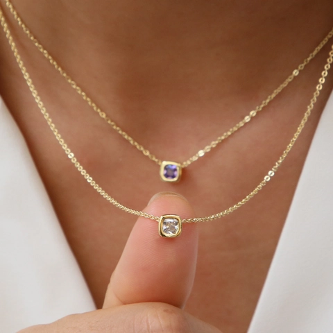 Collana Minimalista in Ottone con Ciondolo Pietra di Nascita Quadrato Geometrico Incastonatura Lunetta Regalo di Compleanno Donna