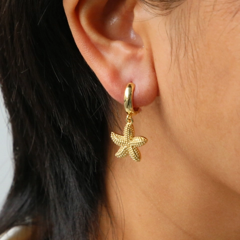 Boucles d'Oreilles Créoles Huggie en Laiton Plaqué Or Thème Océan pour Femmes Bijoux de Plage d'Été Étoile de Mer Conque Homard Strass