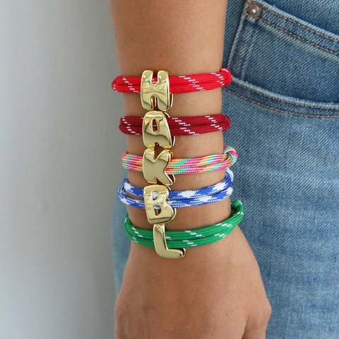INS Stil Geflochtenes Seil Buchstaben Armband Hochglanzpoliertes Messing Initial Anhänger Einstellbarer Handgefertigter Schmuck Damen