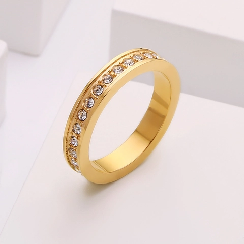 Élégante Bague Eternity en Acier Inoxydable avec Zirconia Minimaliste Anneau Diamant Complet Vintage Bijoux de Luxe pour Femme