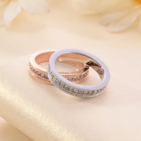 Élégante Bague Eternity en Acier Inoxydable avec Zirconia Minimaliste Anneau Diamant Complet Vintage Bijoux de Luxe pour Femme