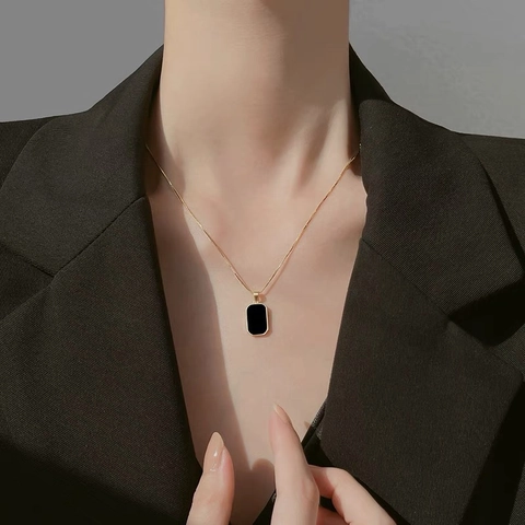 Collier Pendentif Rectangulaire Noir Géométrique en Acier Inoxydable Plaqué Or 18K Chaîne Box Bijoux de Mode pour Femmes