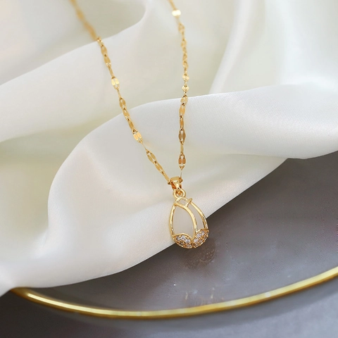 Collana Con Ciondolo A Tulipano In Acciaio Al Titanio Chirurgico Placcato Oro 18K Con Opale Sintetico E Zirconia Per Gioielli Donna