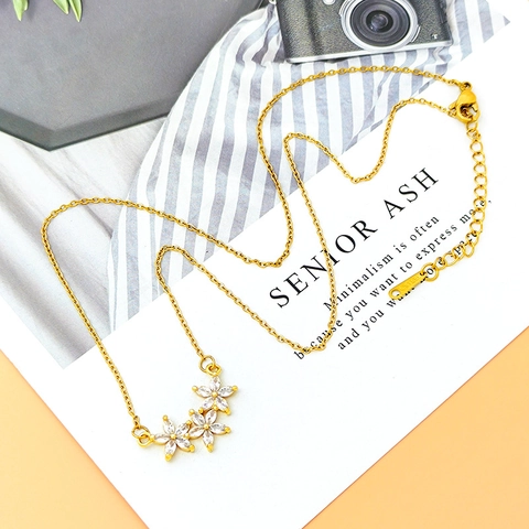 Collana da Donna in Acciaio al Titanio Placcato Oro 18K Con Ciondolo a Triplo Fiore Con Zirconia Luccicante Gioielli di Moda Minimalisti Regalo