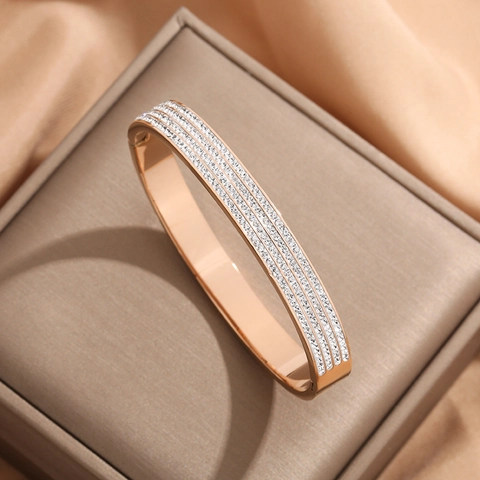 Luxueux Jonc en Acier Inoxydable Quatre Rangées Micro Pavé de Strass pour Femme Boucle Non Décolorante Bijoux de Mode Cadeau de Fête