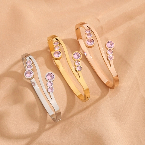 Jonc en Acier au Titane Minimaliste pour Femmes Bracelet Manchette Rond Ajouré Incrusté de Strass Rose Bijoux Électroplaqués