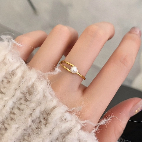 Bague en Acier Titane Plaqué Or 18K avec Perle Artificielle pour Femme Design Géométrique Évidé Bijoux de Mode