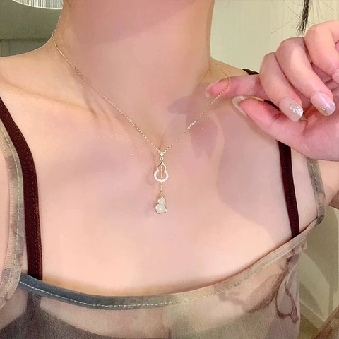Collana con Ciondolo Wu Lou in Acciaio al Titanio in Nuovo Stile Cinese per Donna Gioielli in Zirconia Placcati Oro e Calcedonia Sintetica