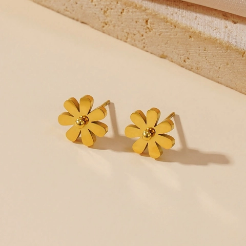 Boucles d'Oreilles Clous Fleur de Marguerite en Acier Titane pour Femmes Plaqué Or 18K Bijoux Quotidien Simple Doux