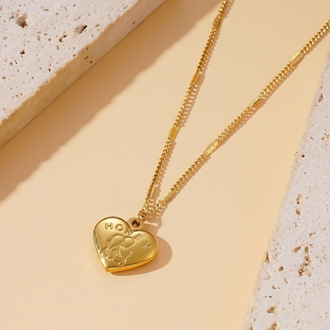 Collier Pendentif Cœur en Acier au Titane Pour Femmes Plaqué Or Gravure de Cœur Charme Cadeau de Fête des Mères Bijoux de Mode