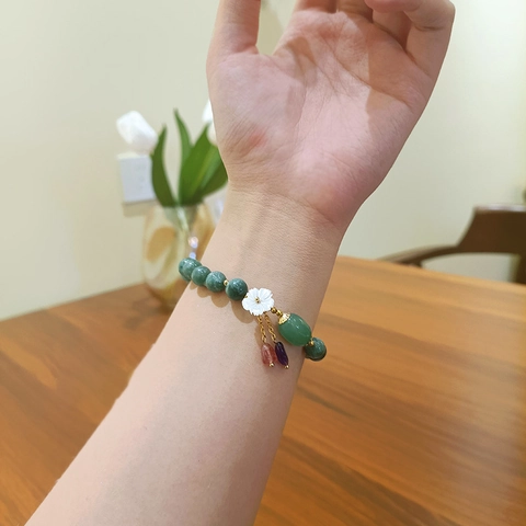 Natural Green Stone Beaded Bracelet Women Korean White Shell Flower Amethyst Crystal Water Drop Dangle Alloy Jewelry