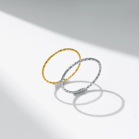 Anillo Minimalista Delgado 1MM de Acero de Titanio para Mujer Chapado en Oro Plata Textura Estrellada Corte de Diamante Joyería