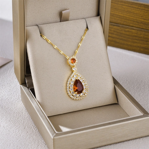 Collana in Acciaio al Titanio di Lusso Leggero Pendente a Goccia d'Acqua in Zirconia Verde Rosso per Gioielli da Donna