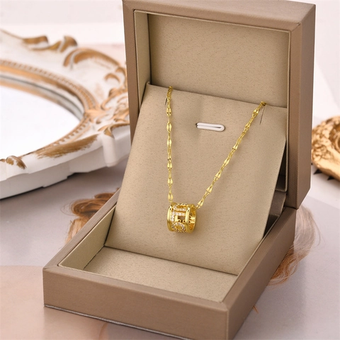 Collar con Colgante de Cilindro de Acero de Titanio con Zirconia para Mujer Diseño Hueco Letra LOVE H Joyería de Moda