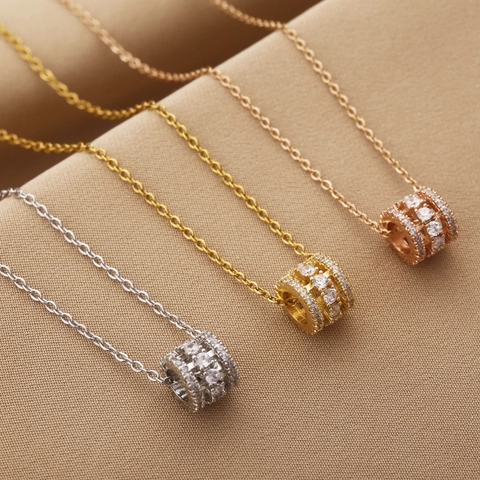 Collier en Acier Inoxydable avec Zircone pour Femme Pendentif Cylindre Petite Taille Scintillant Élégant Chaîne de Clavicule de Luxe Bijoux Cadeau
