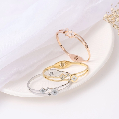 Women Titanium Steel Bangle Clover Flower Shell Inlaid Rhinestone Electroplated Gold Rose Gold Silver Elegant Minimalist Fashion Jewelry