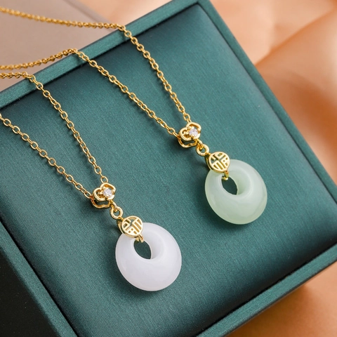 Collar de Pendiente Ping An Kou de Acero Inoxidable Estilo Chino Imitación de Jade Chapado en Oro Carácter Fu Prosperidad Zirconia Cadena de Clavícula Mujer