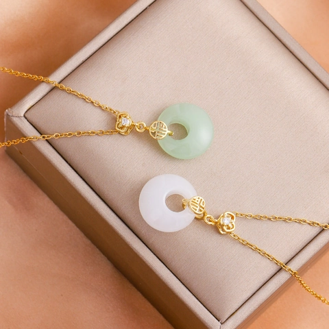 Collar de Pendiente Ping An Kou de Acero Inoxidable Estilo Chino Imitación de Jade Chapado en Oro Carácter Fu Prosperidad Zirconia Cadena de Clavícula Mujer
