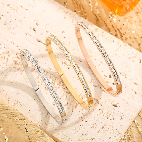 Luxury Titanium Steel Full Star Bangle For Women Inlaid Sparkling Zirconia Non Fading Elegant Hinge Closure Bracelet Jewelry