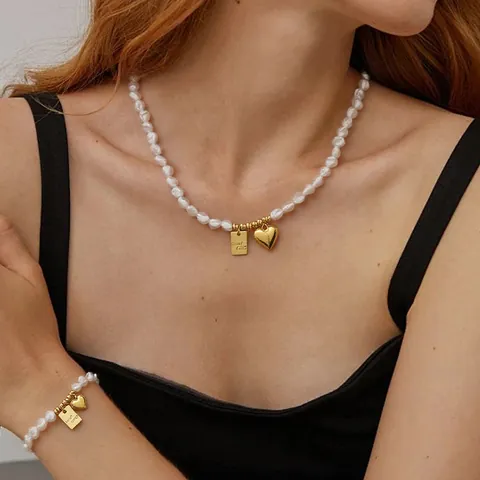 Conjunto de Joyas Collar Pulsera de Perlas Barrocas Artificiales Corazón Placa Letras Good Luck Colgante Aleación Zinc Joyas Perlas Artificiales Mujer