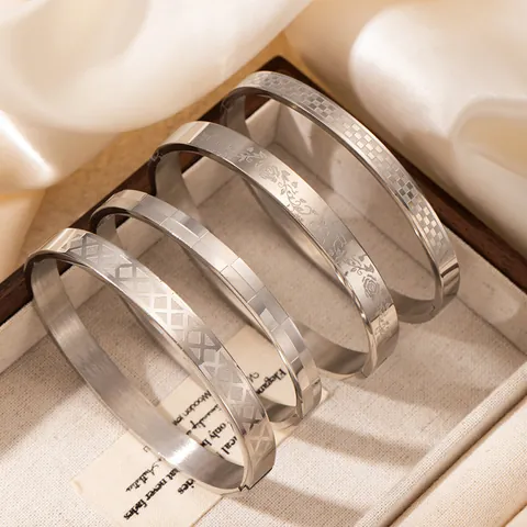 Bracelet Jonc Vintage en Acier au Titane Motif Damier Rose Fleur pour Femmes Bracelet Ouvert Géométrique Bijoux de Haute Qualité Cadeau
