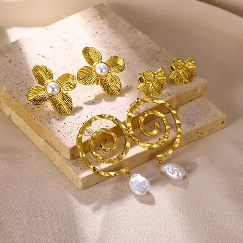 Orecchini in Acciaio Inossidabile Placcato Oro 18K per Donna Con Imitazione Perla Artificial Floreale Stella Marina Cuore Gioielli