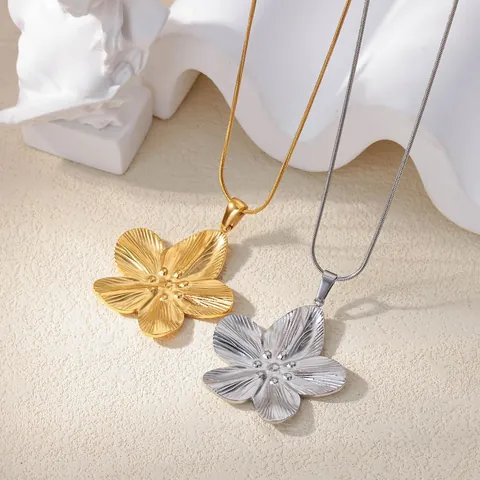 Elegant Flower Pendant Necklace For Women 18K Gold Plated 304 Stainless Steel Daisy Floral Minimalist Jewelry Gift