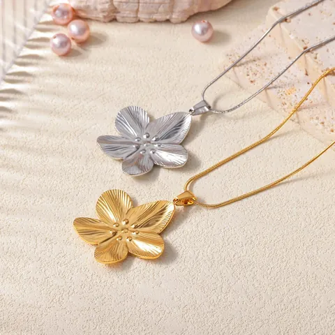 Elegant Flower Pendant Necklace For Women 18K Gold Plated 304 Stainless Steel Daisy Floral Minimalist Jewelry Gift