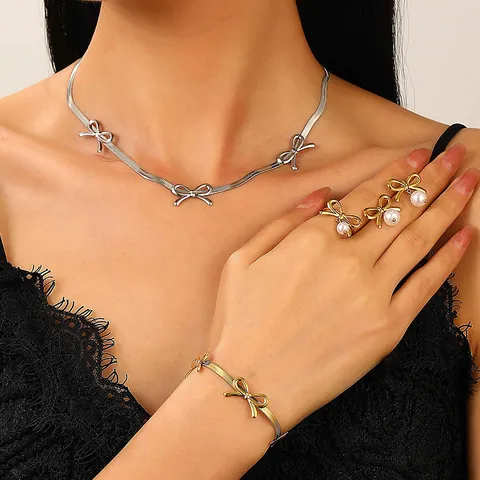 Set di Gioielli in Acciaio Inossidabile con Fiocco Collana Bracciale Orecchini Anello con Perle Artificiali Donna