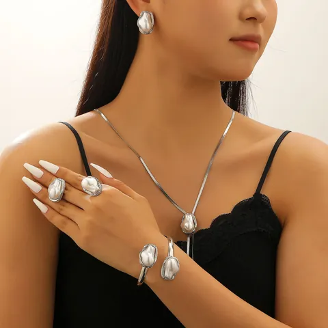 Barock Unregelmäßige Künstliche Perle Schmuckset Zinklegierung Schlangenkette Halskette Armband Ohrringe Ring Für Damen Elegante Mode Accessoires