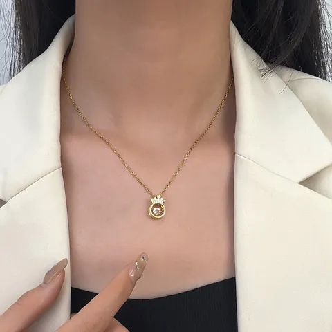 Elegante Collana in Acciaio Inossidabile Oro Con Pendente a Corona e Zirconia Fluttuante Per Donna Gioielli