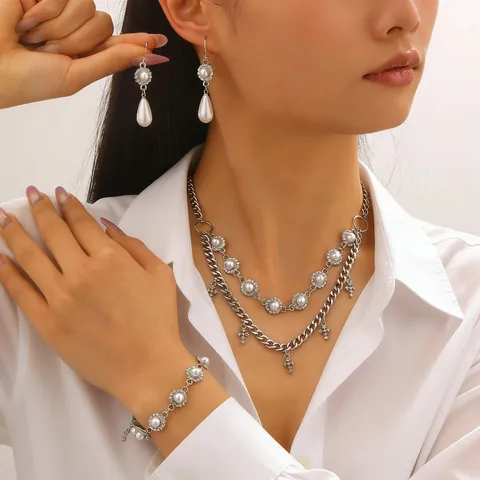 Elegantes Künstliche Perlen Schmuckset Mit Kreuzanhängern Mehrlagige Halskette Ohrhänger Und Armband Für Damen Modeaccessoires