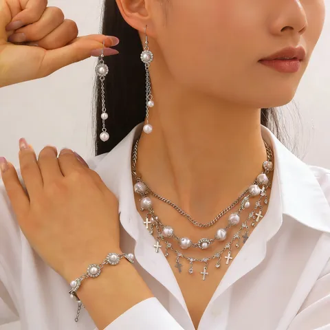 Elegantes Künstliche Perlen Schmuckset Mit Kreuzanhängern Mehrlagige Halskette Ohrhänger Und Armband Für Damen Modeaccessoires