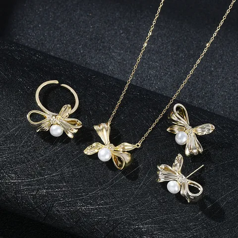 Set di Gioielli Eleganti con Fiocco in Rame Placcato Oro Vero Perla Artificial Zirconia Collana Orecchini Set di Anelli Aperti Regolabili Donna