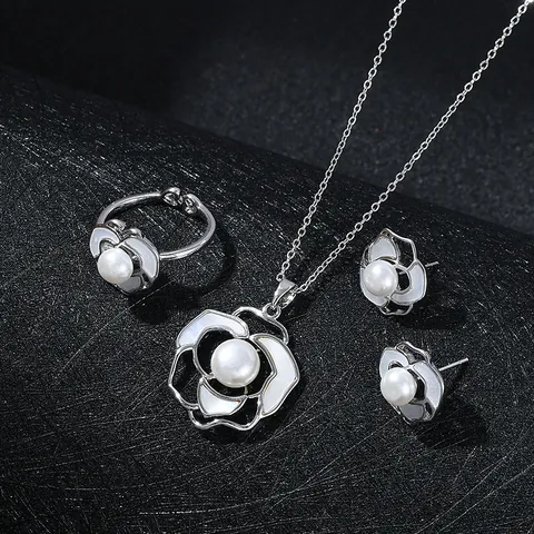 Elegante Set di Gioielli in Rame a Forma di Camelia Con Perno in Argento Sterling 925 Zirconia Perla Sintetica Collana Anello Donna