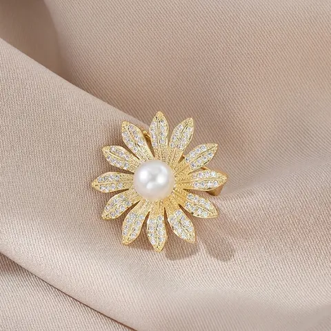 Spilla a Forma di Margherita Oro Rame Micro-Intarsiata con Zirconia e Perla Artificiale Rotonda per Gioielli da Donna