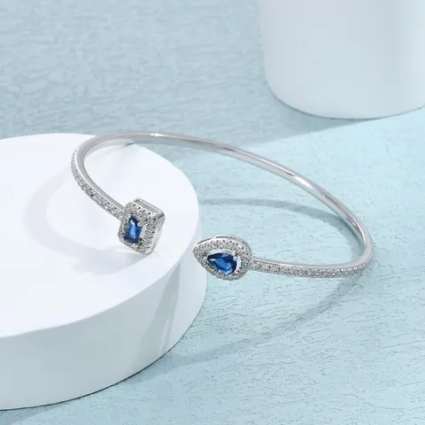 Bracciale Aperto in Rame con Zirconia per Donna Design Asimmetrico Pietre Taglio Smeraldo e Goccia Placcato Argento Gioielli