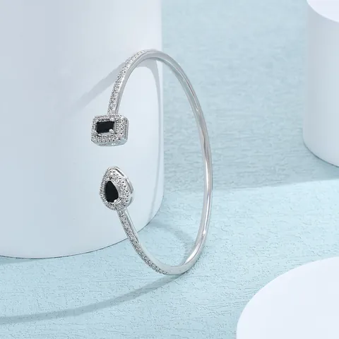 Bracciale Aperto in Rame con Zirconia per Donna Design Asimmetrico Pietre Taglio Smeraldo e Goccia Placcato Argento Gioielli