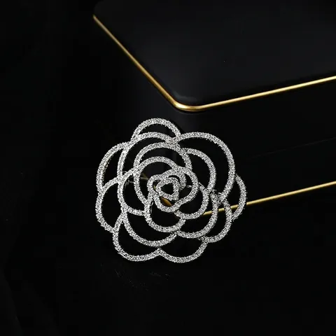 Lussuosa Spilla a Forma di Fiore di Camelia in Rame e Zirconia per Donna Elegante Spilla Floreale Traforata Gioielli da Banchetto Nuziale