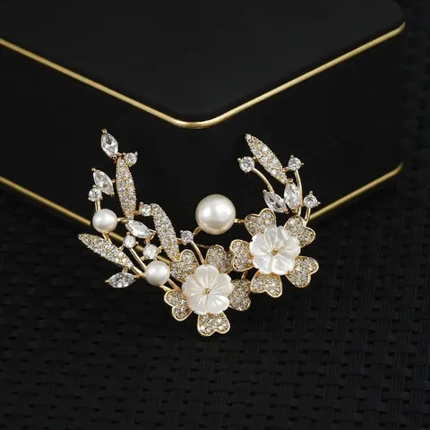 Squisita Spilla in Rame Placcato Oro Con Petali di Conchiglia in Zirconia e Corsage Floreale di Künstliche Perle per Donna Banchetto Elegante Gioielli