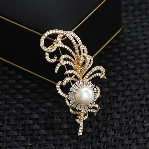 Lussuosa Spilla con Perla Artificial e Piuma per Donna Oro Rame con Zirconia Micro Intarsiata Spilla per Abito da Cerimonia Gioielli Regalo
