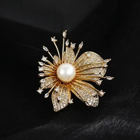 Elegante Spilla a Fiore con Perla Artificial e Intarsio in Zircone Placcata Oro Rame Spilla Floreale per Donna Gioielli per Matrimonio