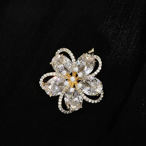 Elegante Brosche Mit Fünf Blütenblättern Echt Vergoldetes Kupfer Mikro Eingelegte Zirkonia Luxuriöser Schmuck Für Damen Festliche Kleidung