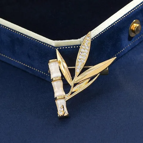 Elegante Spilla in Rame Placcato Oro a Forma di Bambù Donna Foglia con Zirconia e Pietra Occhio di Gatto Gioielli Banchetto