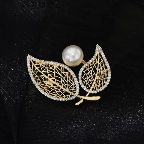 Vergoldete Kupfer Blatt Brosche Mit Weißer Künstliche Perle Und Zirkon Hohles Design Mode Schmuck Nadeln Für Damen Hochzeit Bankett