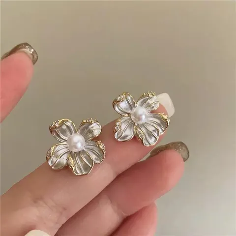 Eleganti Orecchini a Bottone a Forma di Fiore Per Donna Placcati in Oro 14K Rame Zirconia Perla Artificial Sintetica Gioielli Raffinati