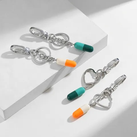 Porte-clés Créatif Forme de Capsule Pendentif en Résine Bicolore Avec Fermoir Mousqueton en Alliage Crochet Rond Coeur