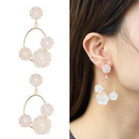 Boucles d'Oreilles Pendantes en Résine et Coquille Fleurs Sculptées Design Original avec Tige en Acier Cristal Perle pour Femme